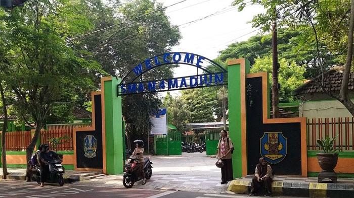 Potret SMAN 4 Kota Madiun yang berada di Jalan Serayu, Kota Madiun, Jawa Timur. Praktik patungan uang yang dibebankan kepada siswa untuk ulang tahun sekolah menjadi sorotan.