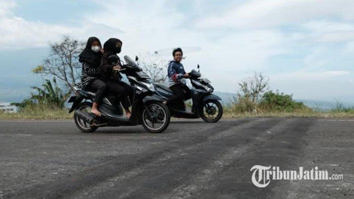 Pengendara melintasi polisi tidur yang baru saja dipasang di kawasan Jalur lintas barat, Desa Oro-oro Ombo, Kota Batu, Rabu (22/9/2021). Pemasangan polisi tidur tersebut untuk menghilangkan potensi balap liar di kawasan tersebut.