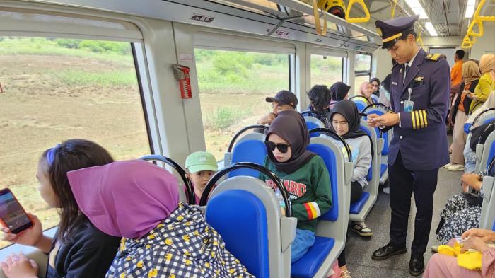 petugas kai memeriksa tiket penumpang di dalam KA Makassar–Parepare