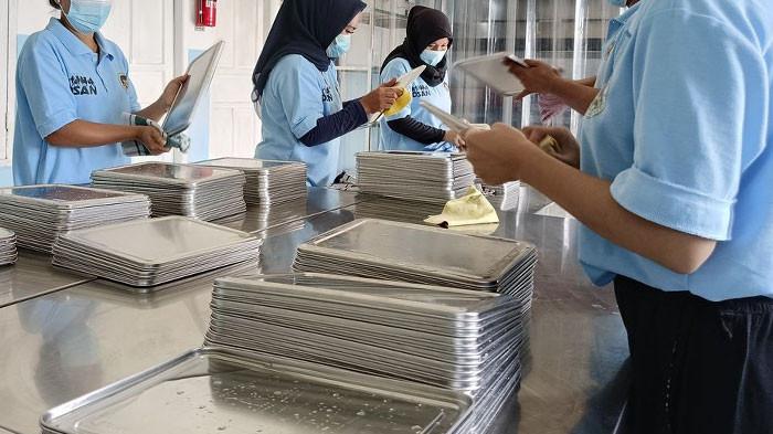 PETUGAS CUCI OMPRENG - Proses membersihkan ompreng MBG di SPPG Cibitung Tengah II, Kecamatan Tenjolaya, Kabupaten Bogor, Jawa Barat, Senin (13/10/2025). Petugas dibayar Rp100 ribu per hari.