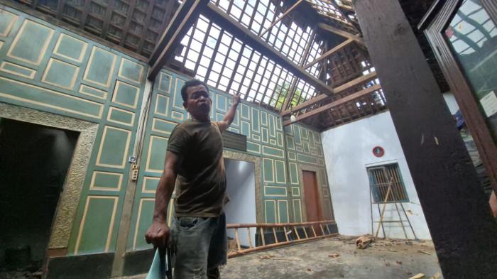 TERSAMBAR PETIR - Anak pemilik rumah, Agus Santoso saat menunjukkan genteng rumahnya yang rontok karena tersambar petir di Jalan Raya Ponorogo-Trenggalek, Desa Kutu Wetan, Kecamatan Jetis, Kabupaten Ponorogo, Jatim. Rumah tersambar petir ini pun viral di berbagai media sosial. Ada tiga video berdurasi 8 detik, 11 detik, dan 11 detik.