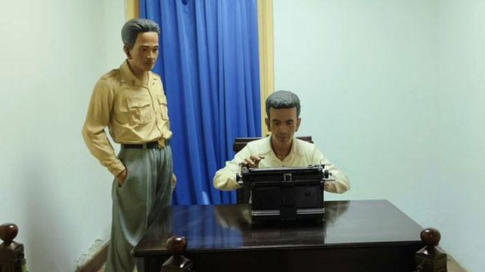 PENGETIKAN NASKAH PROKLAMASI - Diorama Sayuti Melik saat mengetik naskah proklamasi kemerdekaan Indonesia ditemani BM Diah, di Rumah Laksamana Maeda, Museum Perumusan Naskah Proklamasi, Jakarta Pusat, Minggu (3/8/2025).