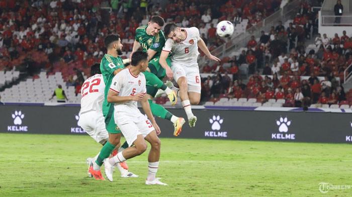 LIVE SCORE - Pemain timnas Indonesia Sandy Walsh berebut bola diudara dengan pemain Arab Saudi pada laga kualifikasi piala dunia zona asia grup C 2026 di SUGBK, Senayan, Jakarta Pusat, Selasa (19/11/2024). Pantau live score Timnas Indonesia vs Arab Saudi di Kualifikasi Piala Dunia 2026.