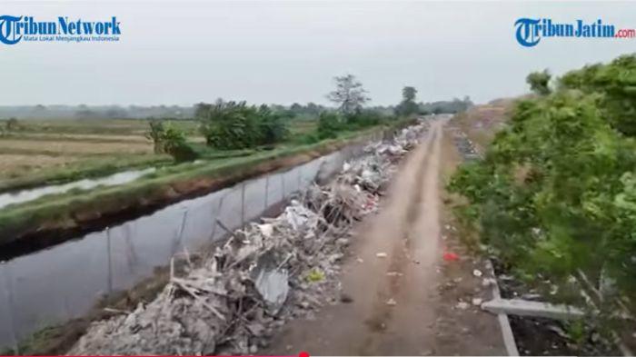 RUNTUHAN PONPES - Tumpukan material seberat 1.259 ton membentang sepanjang sekitar 400 meter di sekitar jalan TPA Jabon, Sidoarjo, Jawa Timur. Seluruh puing Ponpes Al Khoziny kini disimpan dan dijaga ketat oleh petugas, Jumat (10/10/2025).