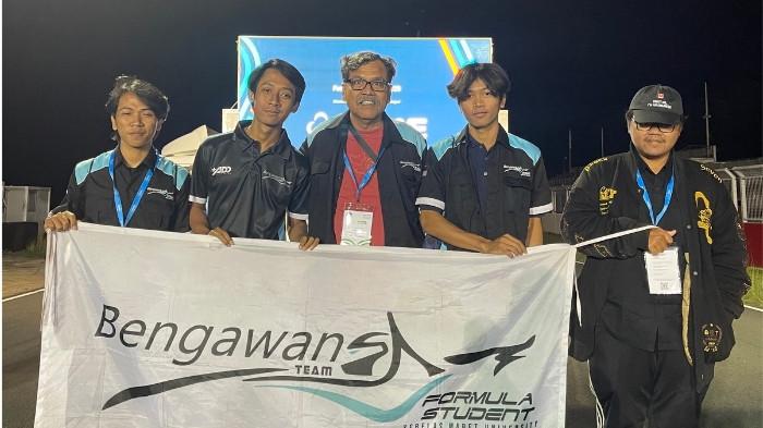 HARUMKAN NAMA BANGSA - Tim Bengawan Formula Student Universitas Sebelas Maret (UNS) kembali mengharumkan nama Indonesia di kancah internasional setelah berhasil meraih prestasi gemilang pada ajang Formula SAE Italy 2025.