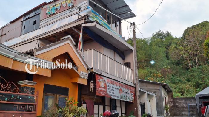 RUMAH TINGKAT. Rumah milik Anggun, driver Bank Jateng cabang Wonogiri di Kelurahan Giriwono, Kecamatan Wonogiri.