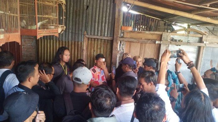 AKSI SOLIDARITAS: Para seniman lintas daerah saat menjenguk Ryan Wahyu Saputra (23), pemain ketipung yang menjadi korban penganiayaan saat resepsi hajatan di Desa Gemblegan, Kecamatan Kalikotes, Kabupaten Klaten. Mereka menjenguk korban di rumahnya di Desa Gumulan, Kecamatan Klaten Tengah, Kabupaten Klaten, Jawa Tengah, Rabu (1/10/2025).
