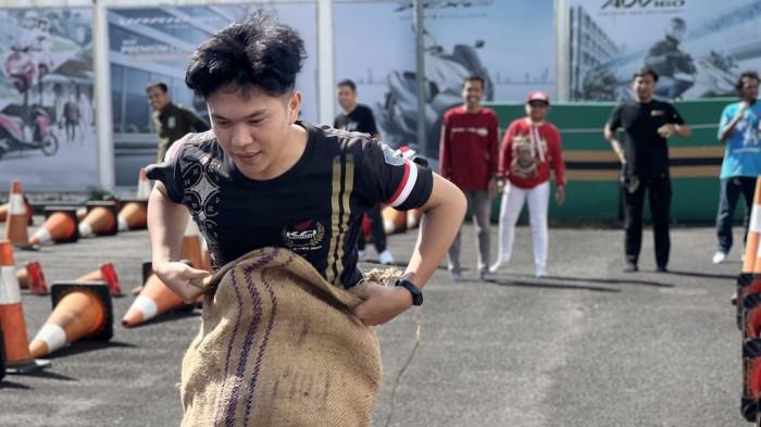 AJAK KOMUNITAS - Merayakan Hari Ulang Tahun ke-80 Republik Indonesia, Astra Motor Yogyakarta selaku main dealer sepeda motor Honda untuk wilayah Yogyakarta, Kedu, dan Banyumas menggelar kegiatan Convoy Merdeka, Minggu (17/8/2025). Kegiatan ini diikuti oleh 50 bikers yang berasal dari komunitas berbeda yakni, Honda PCX Club Indonesia (HPCI) chapter Yogyakarta, Yogyakarta All PCX Community dan perwakilan keluarga besar Paguyuban Motor Honda Yogyakarta (PMHY).