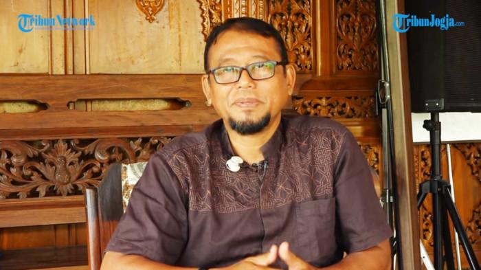Ketua Dewan Masjid Indonesia (DMI) Ngestiharjo, Kabupaten Bantul, Daerah Istimewa Yogyakarta (DIY), Arif Widodo, saat ditemui Tribun Jogja, Oktober 2025.