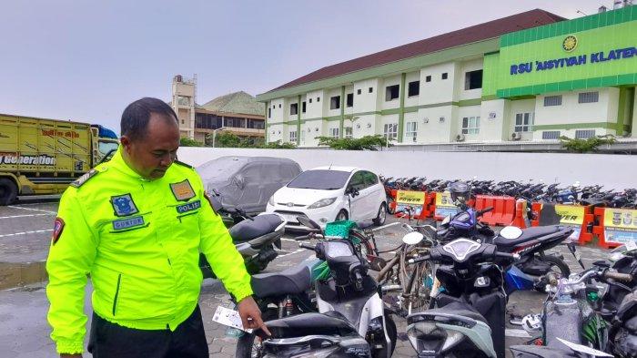 MOTOR LAKA: Anggota Unit Gakkum Satlantas Polres Klaten menunjukkan kondisi dua sepeda motor yang terlibat kecelakaan beruntun di Simpang Tiga Pasar Cilik, Dukuh Tiyasan, Desa Tanjungsari, Kecamatan Manisrenggo, Kabupaten Klaten, Jawa Tengah, Jumat (31/10/2025).