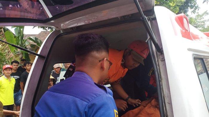 EVAKUASI: Petugas mengevakuasi dan mengecek kondisi Nenek Salinem (69) setelah terjatuh di sumur sedalam 15 meter di Desa Sudimoro, Kecamatan Tulung, Kabupaten Klaten, Jawa Tengah, Senin (27/10/2025).