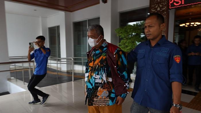 DITAHAN - Lurah Tegaltirto, Berbah, Sleman, berinisial S saat dilakukan penahanan oleh Kejati DIY, Kamis (11/9/2025)