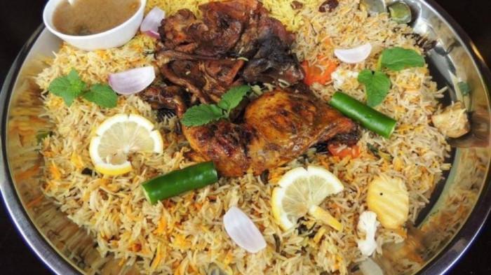 Mandi makanan khas Timur Tengah