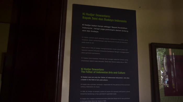 Papan keterangan yang terpasang di tembok depan piano Ki Hadjar Dewantara di Museum Dewantara Kirti Griya, Kamis (30/10/2025) (MG Shafira Puti Krisnintya)