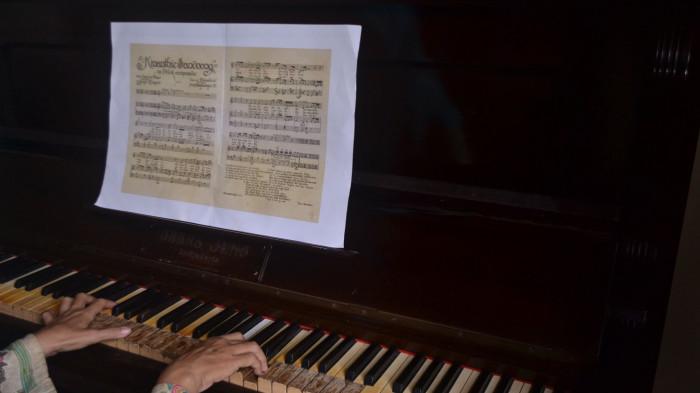 Jemari tangan Hapsari tengah memainkan partitur piano Kinanthi Sandoong, Kamis (30/10/2025).