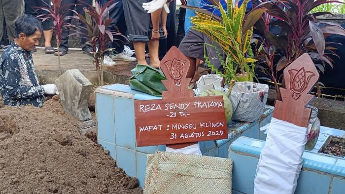 Suasana pemakaman mahasiswa Prodi S1 Ilmu Komunikasi, Angkatan 2023, Universitas Amikom Yogyakarta, Rheza Sendy Pratama (21) di Tempat Pemakaman Umum (TPU) Sasanalaya Jatisari, Mlati, Sleman, Minggu (31/8/2025). Pemakaman mahasiswa Amikom, Rheza Sendy Pratama (21) di Sleman, Minggu (31/8/2025).