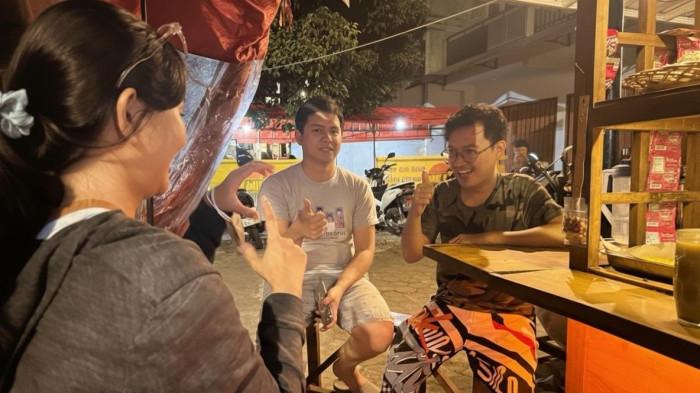 Pengunjung Belajar Bahasa Isyarat