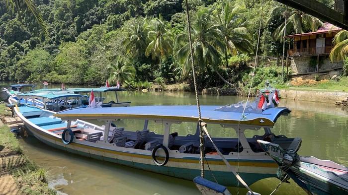 WISATA - Penampakan perahu yang biasa digunakan masyarakat lokal untuk mengangkut wisatawan jalan-jalan ke gugusan pulau yang ada di kawasan wisata Mandeh