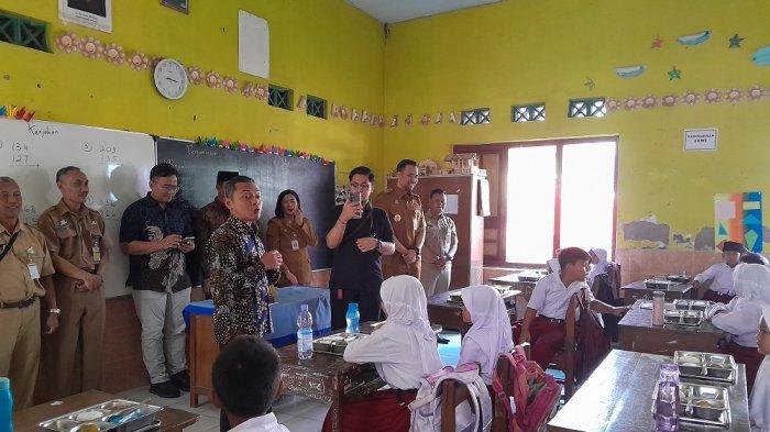 CEK MBG: Wakil Menteri Pendidikan Dasar dan Menengah, Fajar Riza Ulhaq, saat mengecek program MBG di SD Negeri Mlese, Kecamatan Ceper, Kabupaten Klaten, Jawa Tengah, Selasa (5/8/2025).