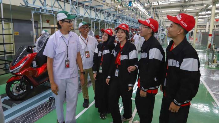 Dari kiri ke kanan: Edwin Sholeh Rahmanullah, General Manager Product Quality Engineering PT Astra Honda Motor; Ahmad Muhibbuddin, General Manager Corporate Communication PT Astra Honda Motor; bersama para finalis AHM Best Student 2025 saat mengunjungi pabrik perakitan sepeda motor Honda di Deltamas.