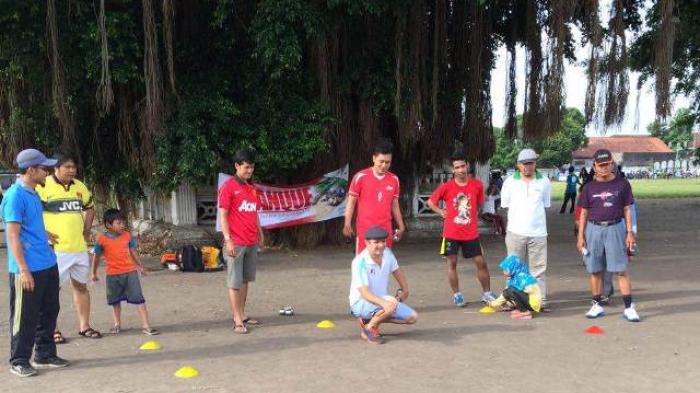 Klub pecinta olahraga Petanque sedang melalukan latihan di Alun-Alun Kidul Yogya, Minggu (30/10/2016) pagi.