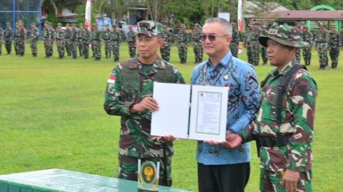 TUTUP TMMD - Bupati Malinau, Wempi W Mawa saat menandatangani laporan pelaksanaan TMMD, Kamis (21/8/2025). Sejumlah pembangunan fisik dan nonfisik dilaksanakan TNI AD.
(TRIBUNKALTARA.COM / MOHAMMAD SUPRI)