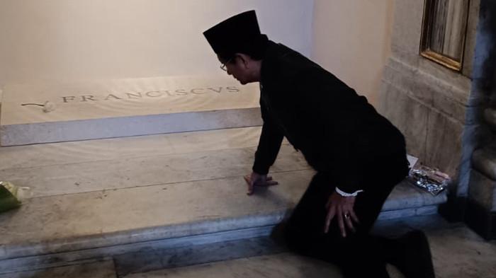 281025 Menag RI Ziarah ke Makam Paus Fransiskus 1