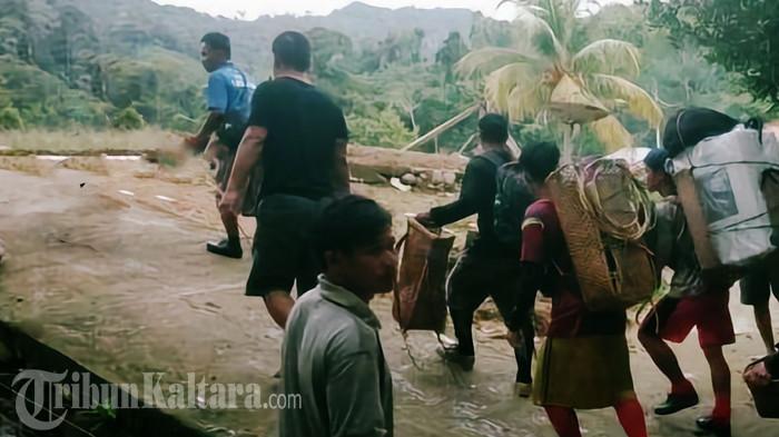 301025 porter menggunakan Bekang atau Kalong di Malinau