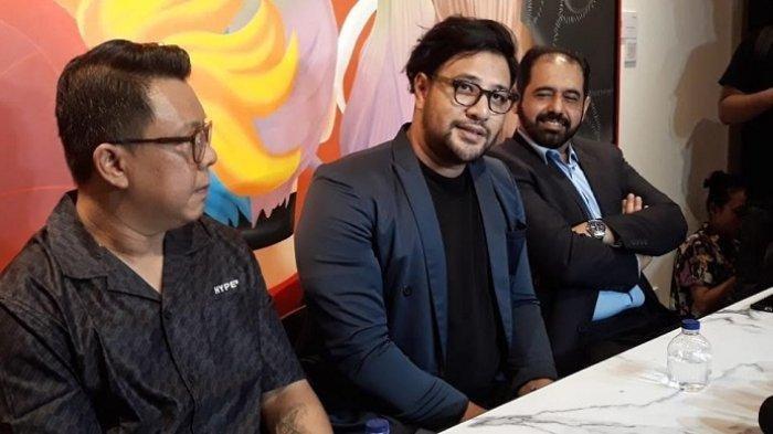 AMMAR ZONI - Ammar Zoni dan kuasa hukumnya menggelar konferensi pers di kawasan Menteng, Jakarta Pusat, Senin (9/10/2023). Ammar Zoni diduga terlibat peredaran narkoba di dalam Rutan Salemba.
