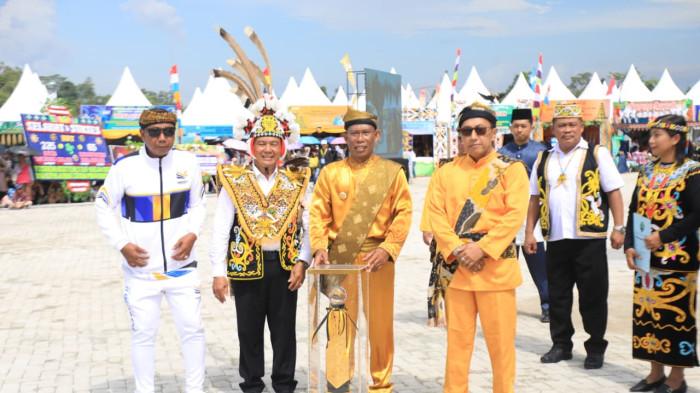 Bupati Bulungan serahkan tropi 02 14102025.jpg