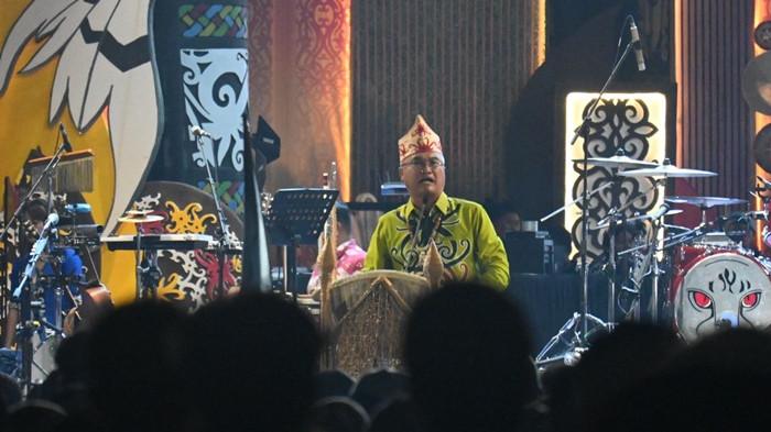 PENUTUPAN HUT – Bupati Malinau Wempi W Mawa menutup rangkaian perayaan HUT ke-26 Kabupaten Malinau, Minggu (26/10/2025) malam. Momen ini sekaligus menandai berakhirnya seluruh kegiatan Irau Malinau ke-11 yang berlangsung selama 20 hari. (TRIBUNKALTARA.COM / MOHAMMAD SUPRI)