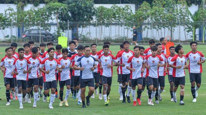 TIMNAS INDONESIA U-17 - Pelatih Timnas U17 Indonesia Nova Arianto memimpin langsung TC Bandung mulai Jumat (10/1/2025) dalam masa persiapan menuju Piala Asia U17 2025 Arab Saudi. Alasan Nova Arianto coret banyak pemain diaspora di Piala Kemerdekaan 2025.