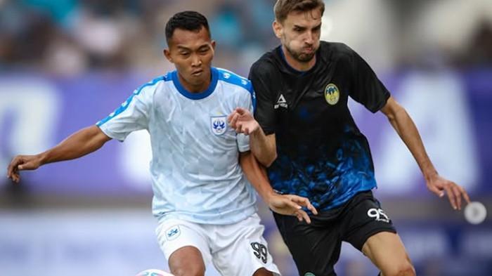PEMAIN ASING - Tampak pemain PSIS (jersey putih) saat uji coba kontra PSIM Yogyakarta Selasa 29 Juli 2025. Di Championship 2025/2026, PSIS berencana pakai tiga pemain asing.