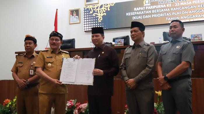 ANGGARAN TERBATAS - Wagub Kaltara Ingkong Ala saat menandatangai KUA-PPAS dalam rapat paripurna di DPRD Kaltara, Senin (20/10/2025). (TribunKaltara.com / Desi Kartika Ayu)