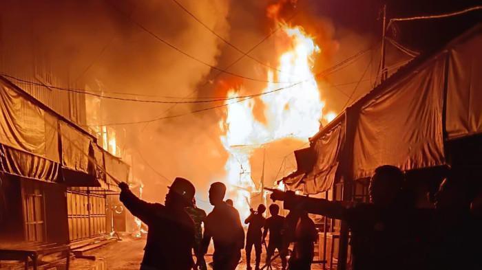 API MELAHAP RUMAH - Kebakaran besar yang melanda permukiman padat penduduk di Desa Mansalong, Kecamatan Lumbis, Kabupaten Nunukan, Minggu (14/09/2025) dini hari.