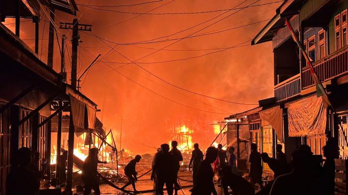 RUMAH DILAHAP API - Polisi masih lakukan penyelidikan penyebab kebakaran puluhan rumah di kawasan Pasar Mansalong, Kecamatan Lumbis, Kabupaten Nunukan, pada Minggu (14/09/2025) dini hari.