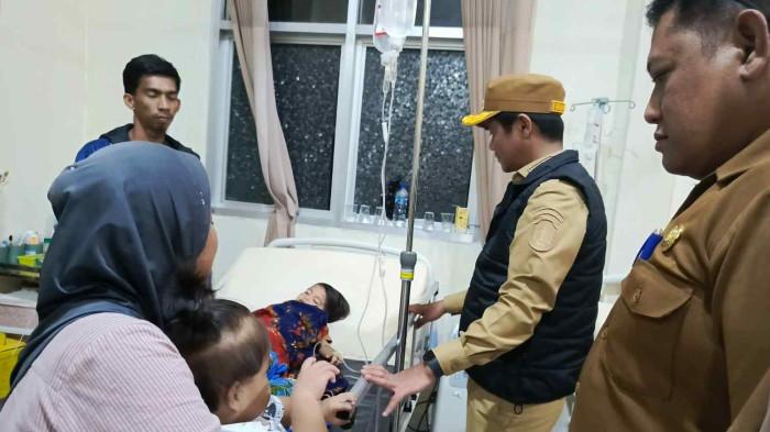 KERACUNAN MBG - Bupati Nunukan Irwan Sabri membesuk pasien anak yang diduga kuat keracunan Makanan Bergizi Gratis (MBG) di Rumah Sakit Pratama Pulau Sebatik, Kabupaten Nunukan, Selasa (30/09/2025), malam.