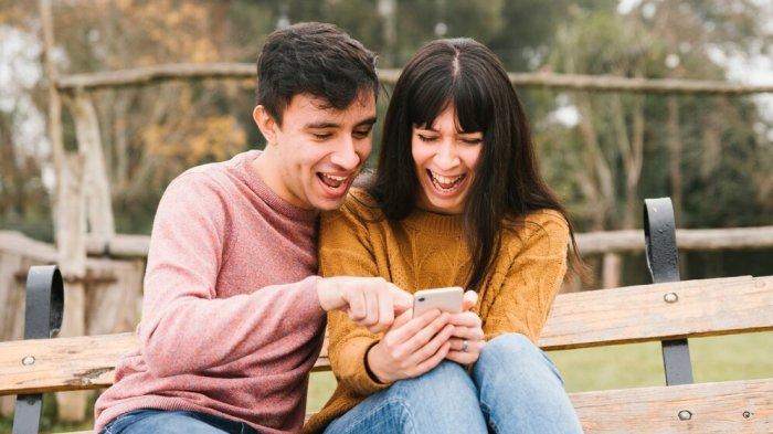 PANTUN CINTA AMBON - Simak kumpulan pantun Ambon tema cinta berikut ini, ide gombalan unik buat pasangan.