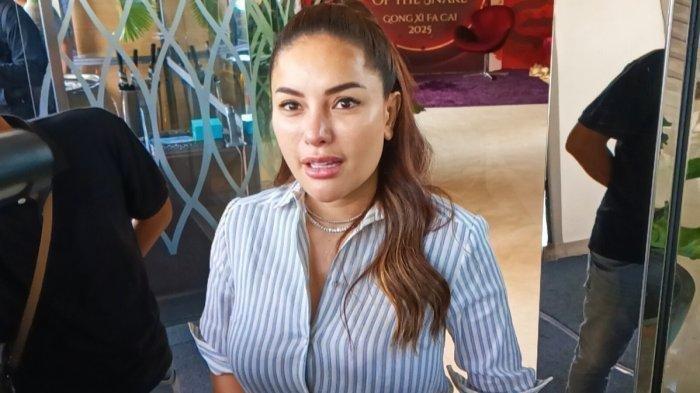 NIKITA MIRZANI - Potret Nikita Mirzani saat berada di kawasan Dharmawangsa, Kebayoran Baru, Jakarta Selatan, Jumat (14/2/2025). Nikita Mirzani dijatuhi vonis 4 tahun penjara dan denda Rp 1 miliar kasus dugaan pemerasan, pengancaman, dan Tindak Pidana Pencucian Uang (TPPU) terhadap Reza Gladys.