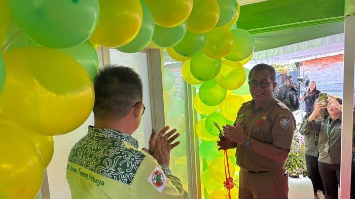 PERLUAS LAYANAN – Kepala Dinas Perindag, Muhammad Kadri, Kepala Dinas PTMPTS, Juari Lakai, dan Ketua Pengurus KSP CU Femung Pebaya, Henry Fangiran, meresmikan TPK Mulun Do' di Malinau Barat, Senin (11/8/2025). TPK ini diharapkan dapat memperkuat akses keuangan anggota.
(TRIBUNKALTARA.COM / MOHAMMAD SUPRI)