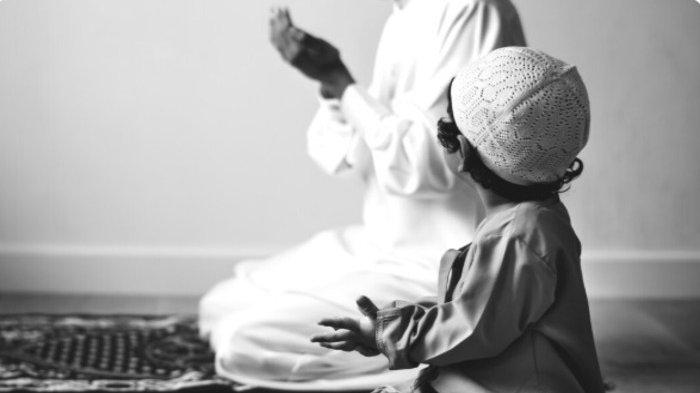 PANTUN TENTANG DOA - Potret anak kecil belajar berdoa dari Freepik.com, Rabu (14/5/2025). Lihat kumpulan pantun tentang doa penuh makna berikut, sampaikan permohonan hanya kepada Tuhan demi ketenangan jiwa dan raga.