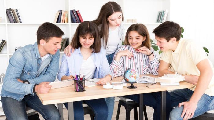 PANTUN NASIHAT UNTUK ANAK - Potret siswa belajar bersama dari Freepik.com, Selasa (29/7/2025). Simak kumpulan pantun berakhiran huruf i berikut, nasihat bijak untuk anak sekolah.