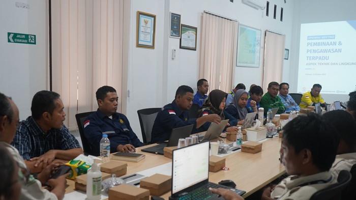 PENGAWASAN - Tim Inspektorat dari Direktorat Teknik dan Lingkungan Mineral dan Batubara, Kementerian Energi dan Sumber Daya Mineral (ESDM) melakukan pengawasan di perusahaan tambang, PT. PKN, Jumat (10/10/2025).