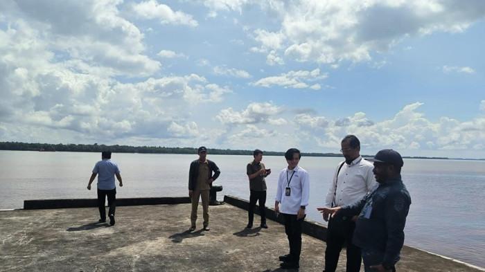 TUNTASKAN STATUS LAHAN - Dishub Tana Tidung bersama BPKP Kaltara meninjau kondisi Pelabuhan Bebatu, Kecamatan Sesayap Hilir, Kabupaten Tana Tidung, Kaltara, Selasa (28/10/2025). Dishub Tana Tidung saat ini fokus menuntaskan status lahan, sertifikasi sedang diproses di BPN untuk mendukung pembangunan pelabuhan.