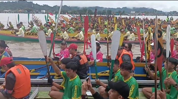 FESTIVAL KAYAN - Pelaksanaan pembukaan lomba dayung di Festival Kayan Bulungan dalam rangka road to Birau Bulungan. (TribunKaltara.com / Desi Kartika)