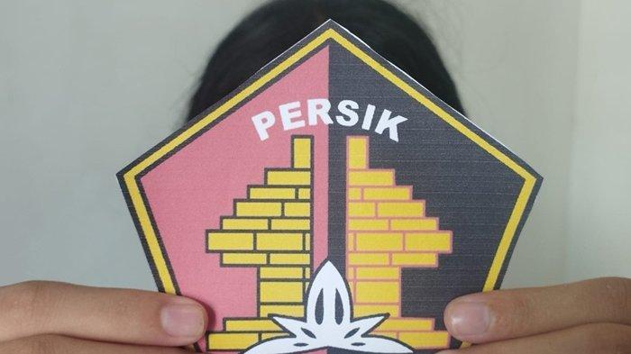 PREDIKSI SKOR - Logo Persik Kediri. Simak prediksi skor Persik Kediri kontra PSM Makassar di Super League, yang akan dihelat pada Sabtu 25 Oktober 2025 sore ini.