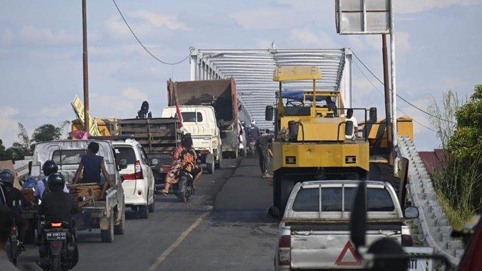 PANTUN TEMA KEMACETAN - Rekayasa lalu lintas satu arah diberlakukan selama pengerjaan jembatan di Malinau, Rabu (4/9/2024). Sistem buka tutup lalu lintas diterapkan mengurai kemacetan. Baca kumpulan pantun tema kemacetan berikut ini, berisi humor lucu hingga sindiran menohok.
