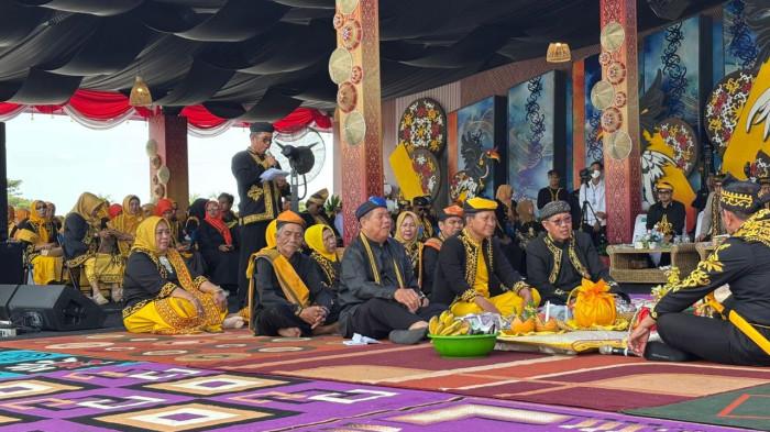SASTRA TIDUNG - Tradisi Beseruan atau lamaran khas masyarakat Tidung telah memeriahkan pagi hari ketiga Irau Malinau ke-11, Kamis (9/10/2025). Sejumlah rangkaian kegiatan budaya hingga musisi tampil hari ini.