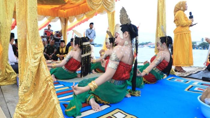 MERAWAT TRADISI – Tampak Kapal Biduk Bebandung saat menyeberangi Sungai Kayan Bulungan yang memuat rombongan Pimpinan Daerah, Kamis. (TribunKaltara.com / Desi Kartika)