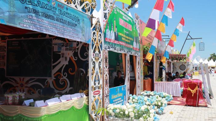 BIRAU BULUNGAN – Tampak berjejer stand-stand UMKM, Desa dan Umum ikut meriahkan Birau Bulungan 2025, Senin (13/10/2025). (TribunKaltara.com / Desi Kartika Ayu)